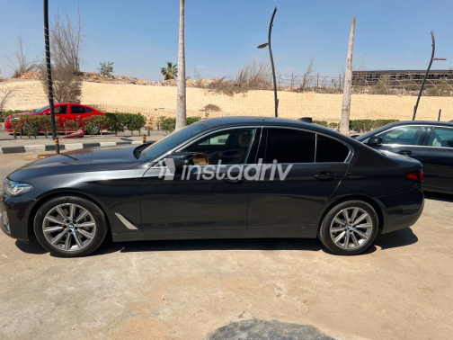بي ام دبليو 530 2023 رمادي غامق أوتوماتيك مستعملة للبيع في القاهرة - 2