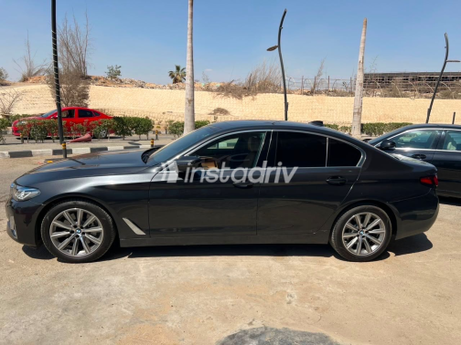 بي ام دبليو 530 2023 رمادي غامق أوتوماتيك مستعملة للبيع في القاهرة - 5
