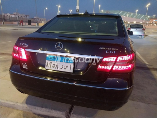 Mercedes E 250 2011 Black Automatic Used for Sale in Sheikh Zayed City - 2