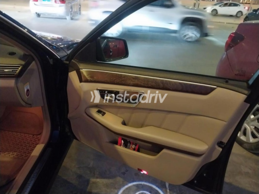 Mercedes E 250 2011 Black Automatic Used for Sale in Sheikh Zayed City - 5