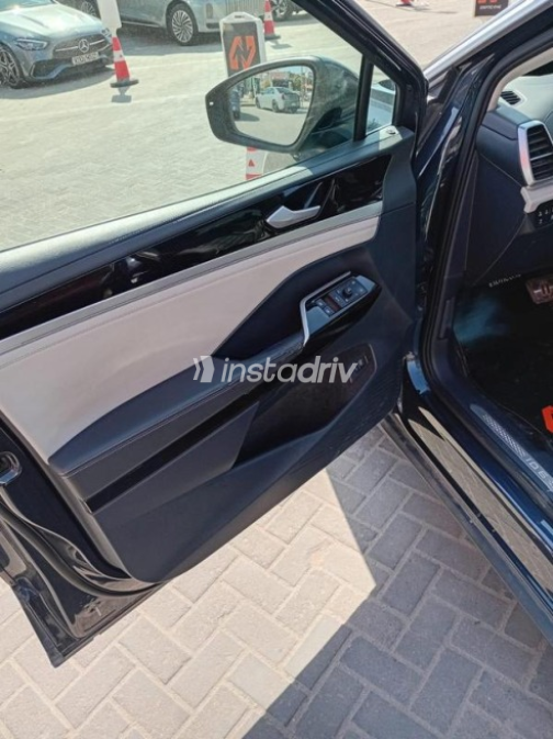 فولكس فاغن اي دي 6 2023 أزرق غامق أوتوماتيك مستعملة للبيع في مدينة الشيخ زايد - 4
