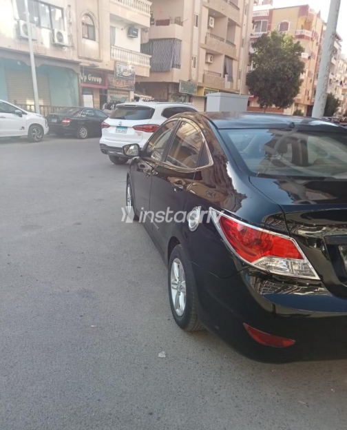 هيونداي اكسنت RB 2011 أسود يدوي مستعملة للبيع في قنا - 1