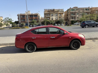 نيسان صنى 2014 أحمر غامق أوتوماتيك مستعملة للبيع في القاهرة