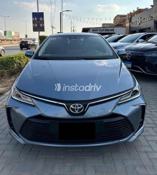 تويوتا كورولا 2021 رمادي أوتوماتيك مستعملة للبيع في مدينة الشيخ زايد - 1
