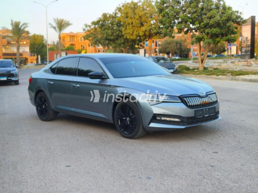 سكودا سوبيرب 2020 رمادي أوتوماتيك مستعملة للبيع في مدينة الشيخ زايد - 2