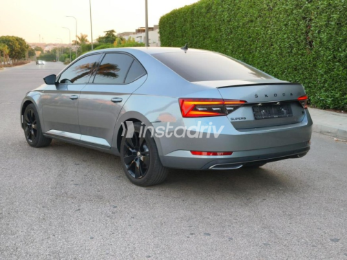 سكودا سوبيرب 2020 رمادي أوتوماتيك مستعملة للبيع في مدينة الشيخ زايد - 4