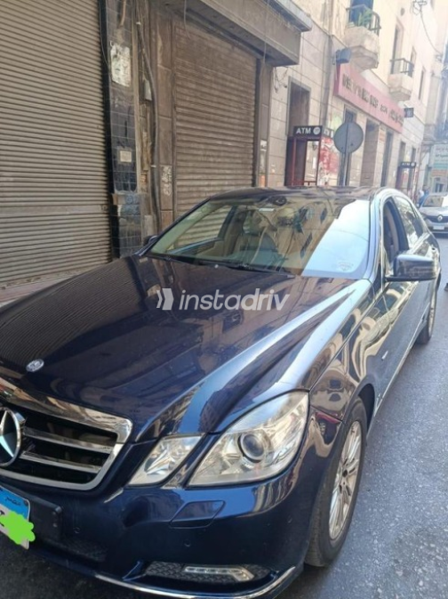مرسيدس E 300 2010 أزرق غامق أوتوماتيك مستعملة للبيع في الإسكندرية - 1