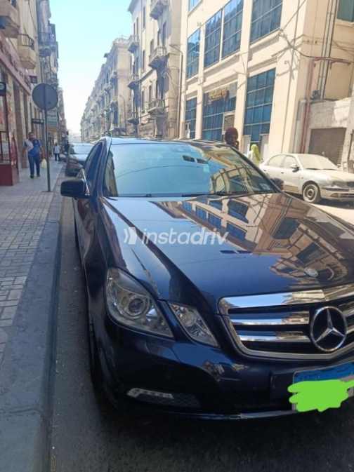 مرسيدس E 300 2010 أزرق غامق أوتوماتيك مستعملة للبيع في الإسكندرية - 4