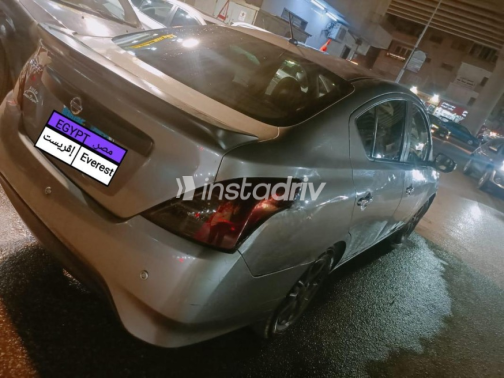 نيسان صنى 2019 رمادي أوتوماتيك مستعملة للبيع في الهرم - 3