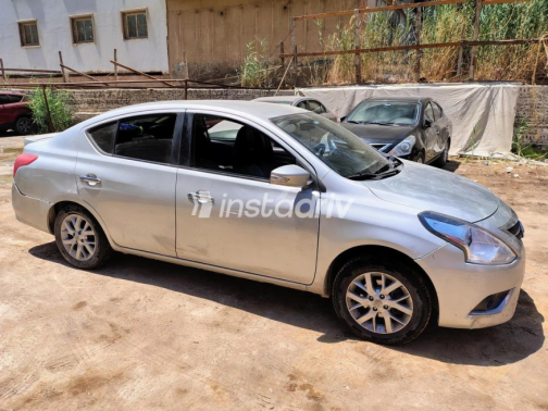 Nissan Sunny 2015 Silver Automatic Used for Sale in Cairo - 2