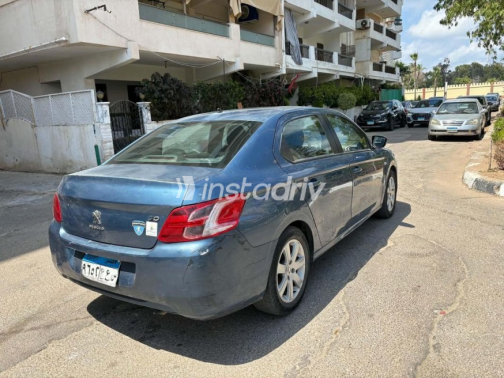 بيجو 301 2015 بترولي أوتوماتيك مستعملة للبيع في الإسكندرية - 2