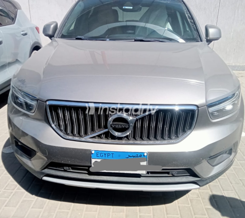 فولفو XC 40 2021 برونزي أوتوماتيك مستعملة للبيع في الجيزة - 1