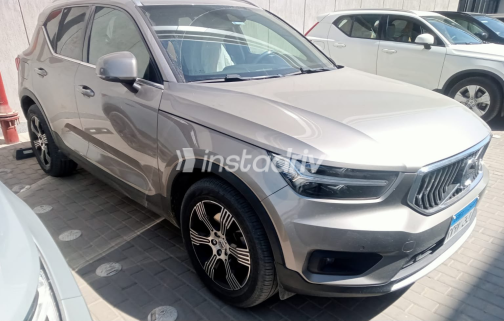 فولفو XC 40 2021 برونزي أوتوماتيك مستعملة للبيع في الجيزة - 2