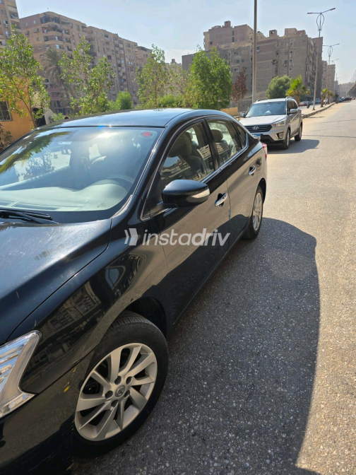 نيسان سنترا 2017 أسود أوتوماتيك مستعملة للبيع في الجيزة - 6