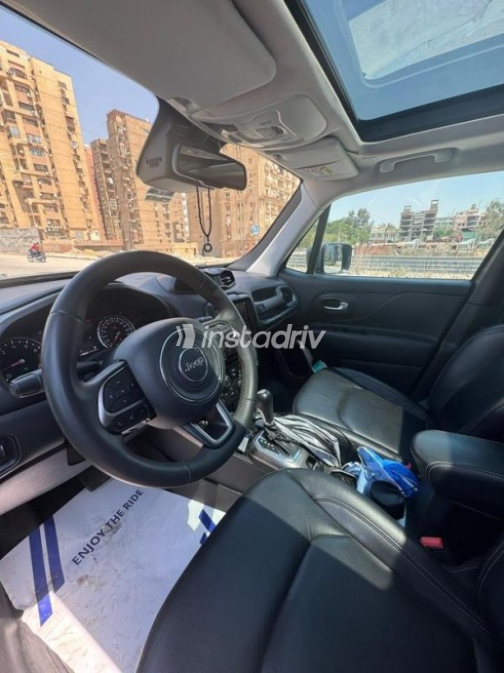جيب رينيجيد 2021 رمادي أوتوماتيك مستعملة للبيع في 6 أكتوبر - 10