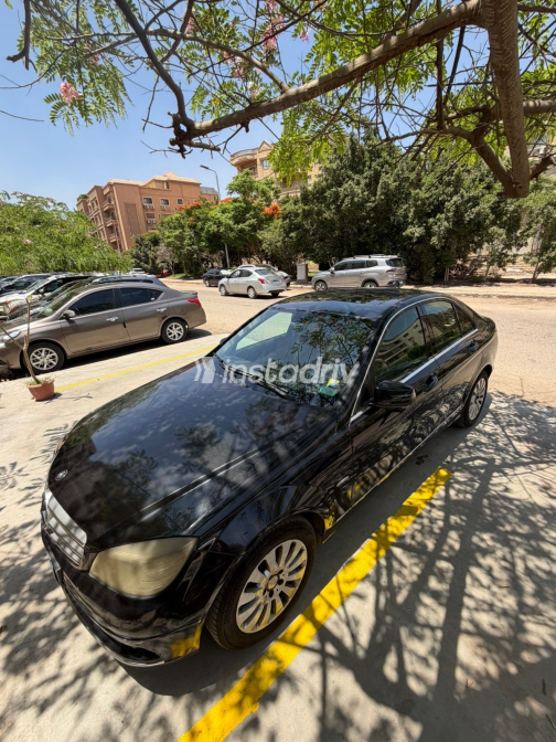 Mercedes C 250 2010 Black Automatic Used for Sale in Cairo - 3