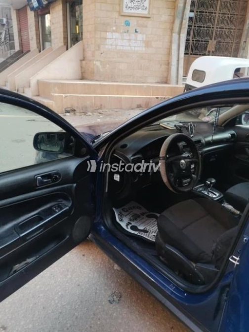 فولكس فاغن باسات 2000 أزرق غامق أوتوماتيك مستعملة للبيع في العاشر من رمضان - 3