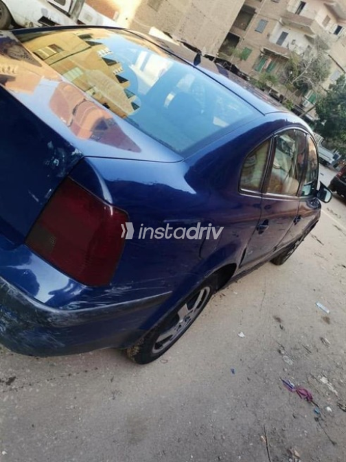فولكس فاغن باسات 2000 أزرق غامق أوتوماتيك مستعملة للبيع في العاشر من رمضان - 8