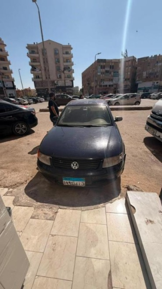 فولكس فاغن باسات 2000 أزرق غامق أوتوماتيك مستعملة للبيع في العاشر من رمضان