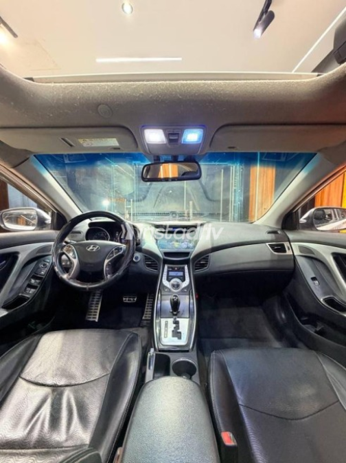 Hyundai Avante 2012 White Automatic Used for Sale in Nasr city - 10