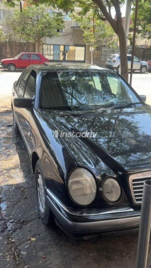 مرسيدس E 200 1996 أسود أوتوماتيك مستعملة للبيع في العاشر من رمضان - 1