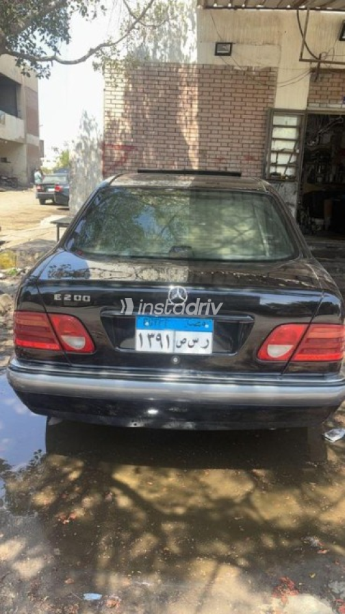 مرسيدس E 200 1996 أسود أوتوماتيك مستعملة للبيع في العاشر من رمضان - 3