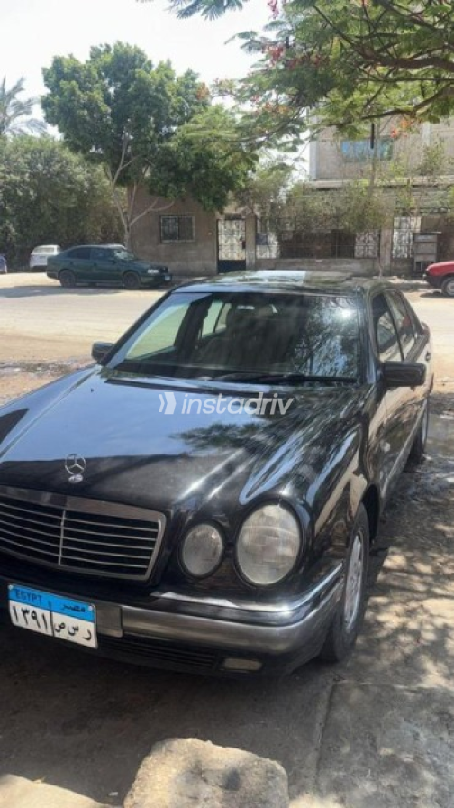 مرسيدس E 200 1996 أسود أوتوماتيك مستعملة للبيع في العاشر من رمضان - 4