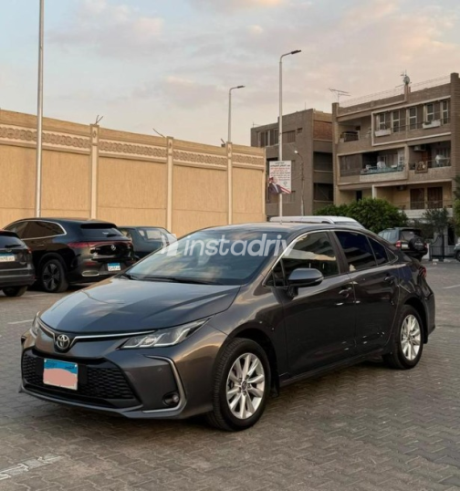 تويوتا كورولا 2024 رمادي أوتوماتيك مستعملة للبيع في مصر الجديدة - 2