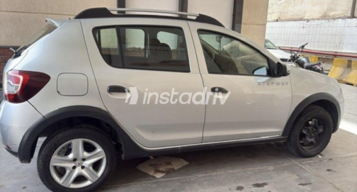 Renault Sandero Step Way 2016 Silver Automatic Used for Sale in Nasr city - 2