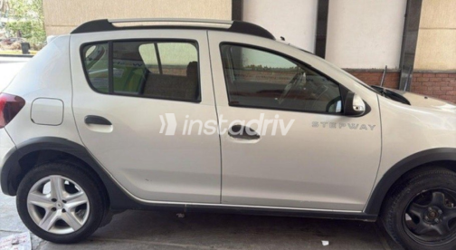 Renault Sandero Step Way 2016 Silver Automatic Used for Sale in Nasr city - 3