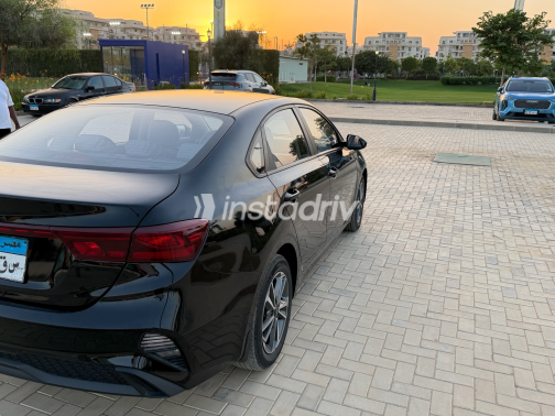 كيا جراند سيراتو 2023 أسود أوتوماتيك مستعملة للبيع في الجيزة - 10