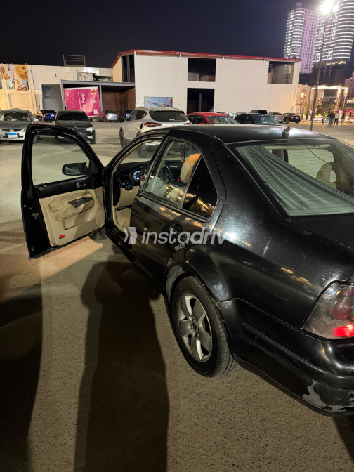 فولكس فاغن بورا 2002 أسود أوتوماتيك مستعملة للبيع في الإسكندرية - 4