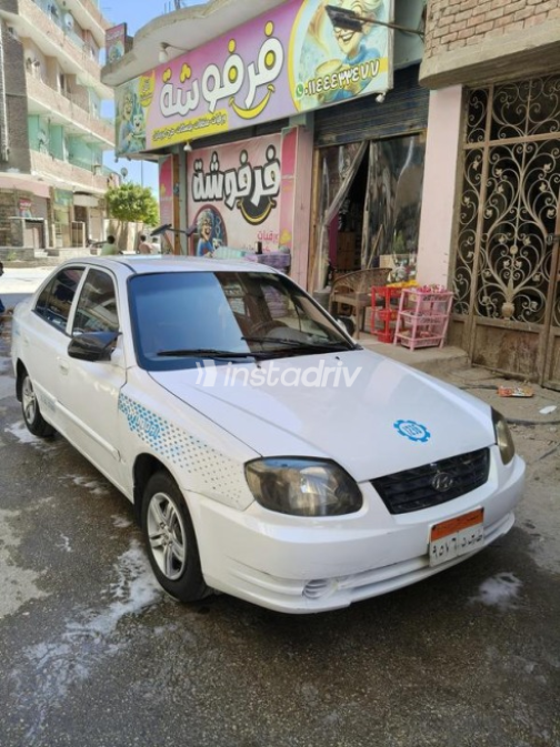 هيونداي فيرنا 2013 أبيض يدوي مستعملة للبيع في السويس‎ - 2