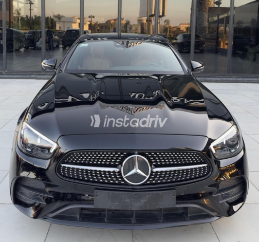 مرسيدس E 300 2021 أسود أوتوماتيك مستعملة للبيع في مدينة الشيخ زايد - 1
