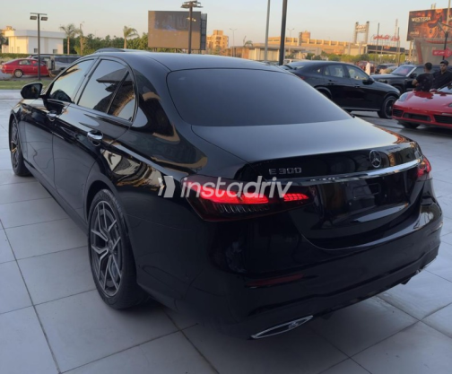 مرسيدس E 300 2021 أسود أوتوماتيك مستعملة للبيع في مدينة الشيخ زايد - 3