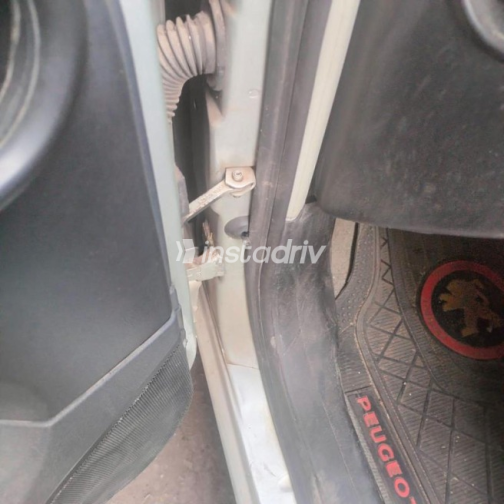 Peugeot 405 2004 Silver Manual Used for Sale in Cairo - 5