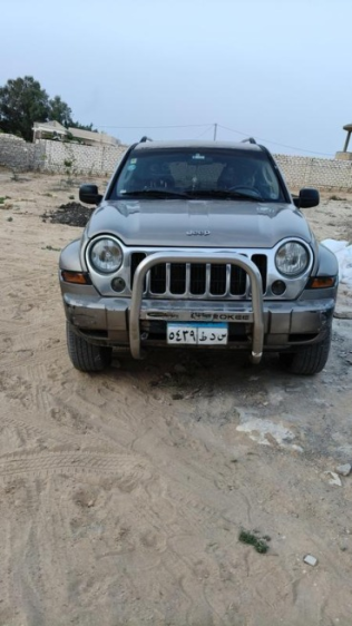 جيب ليبيرتى 2006 ذهبي أوتوماتيك مستعملة للبيع في برج العرب