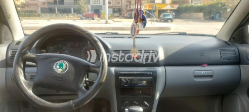 سكودا اوكتافيا A4 2000 أزرق غامق أوتوماتيك مستعملة للبيع في العاشر من رمضان - 4