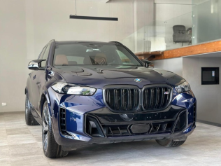 بي ام دبليو X5 M 2025 أزرق غامق أوتوماتيك مستعملة للبيع في مدينة الشيخ زايد