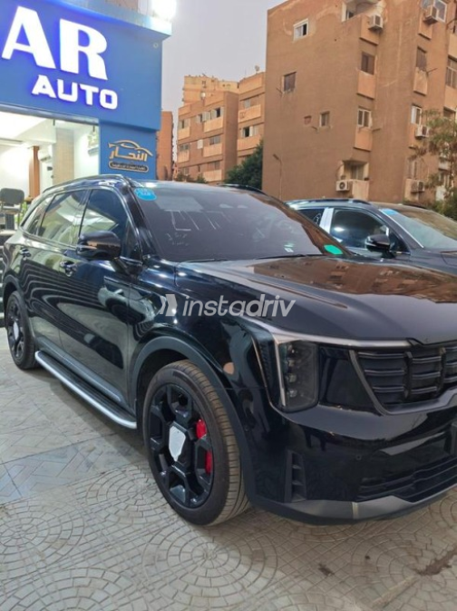 كيا سورينتو 2025 أسود أوتوماتيك مستعملة للبيع في القاهرة - 3