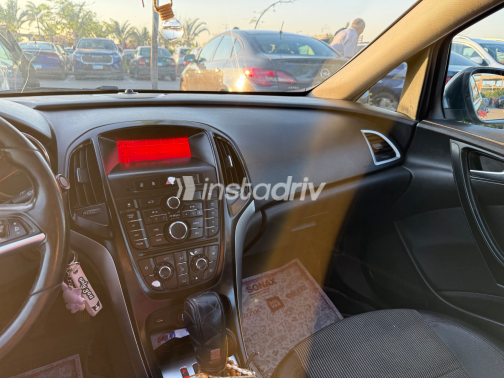 اوبل أسترا 2015 رمادي غامق أوتوماتيك مستعملة للبيع في الجيزة - 2