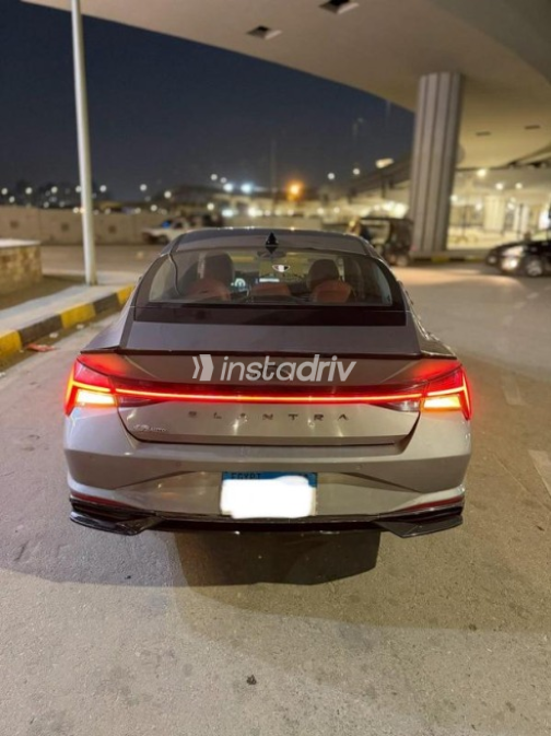 هيونداي إلنترا سى ان 7 2021 رمادي غامق أوتوماتيك مستعملة للبيع في المهندسين - 2
