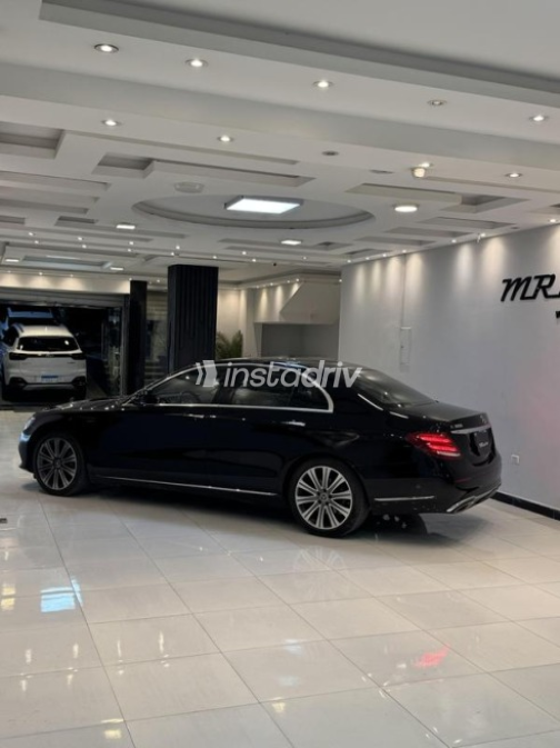 مرسيدس E 300 2020 أسود أوتوماتيك مستعملة للبيع في 6 أكتوبر - 5