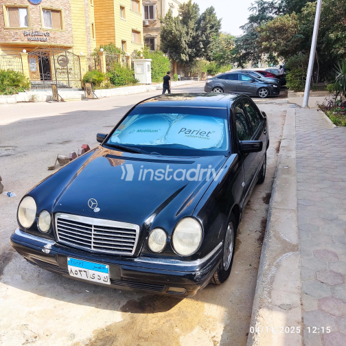 Mercedes E 240 1999 Black Automatic Used for Sale in Cairo - 3