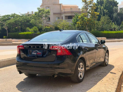 فولفو S60 2015 أسود أوتوماتيك مستعملة للبيع في مدينة نصر - 2