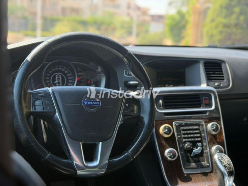 فولفو S60 2015 أسود أوتوماتيك مستعملة للبيع في مدينة نصر - 3
