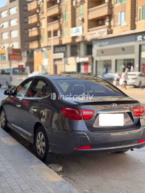 هيونداي إلنترا اتش دى 2021 رمادي غامق أوتوماتيك مستعملة للبيع في الهرم - 9