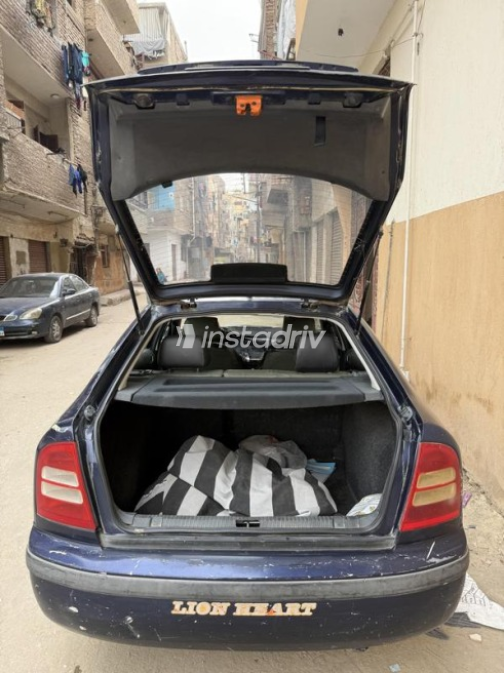 سكودا اوكتافيا A4 2002 أزرق غامق يدوي مستعملة للبيع في الأقصر - 4