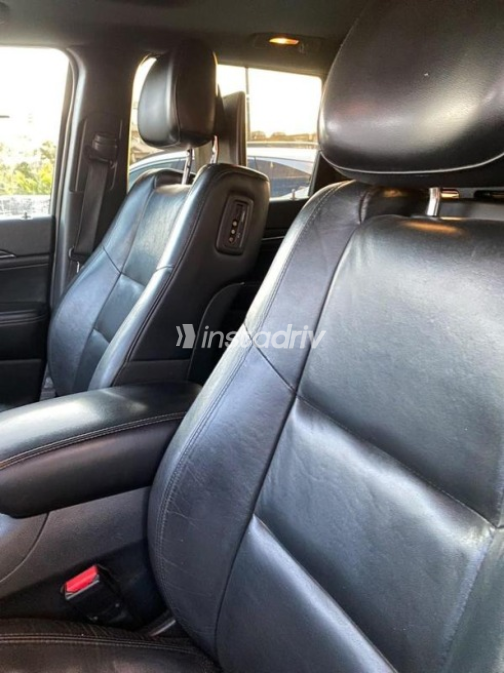 جيب جراند شيروكي 2018 ذهبي أوتوماتيك مستعملة للبيع في مدينة الشيخ زايد - 8