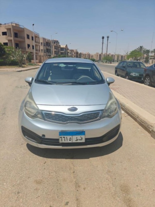 كيا ريو 2015 فضي أوتوماتيك مستعملة للبيع في مدينة الشيخ زايد